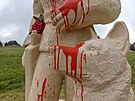 Detailn pohled na pokozenou sochu.