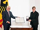 Z rukou nmeckého prezidenta Franka Waltera Steinmeiera obdrel Jaroslav Rudi...