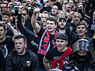 Fanouci Slavie dorazili na derby proti Spart v pochodu, který vedl od...