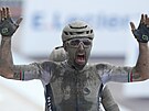 Zablácený Sonny Colbrelli se raduje v cíli Paí-Roubaix 2021.