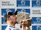 Sonny Colbrelli pózuje s tradiní cenou pro vítze klasiky Paí-Roubaix.