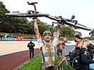 Sonny Colbrelli slaví vítzství na Paí-Roubaix 2021.