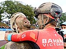 Sonny Colbrelli se raduje s týmovým parákem v cíli Paí-Roubaix 2021.