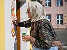 Marie Švirgová maluje s pomocnicemi na kapličku svaté Terezie v centru Kostic...