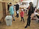 Volby ve volební místnosti 150/38 na základní kole na ulici Bulharská v...