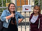 Daniela Pazourková (vlevo) hlasovala ve volbách do Poslanecké snmovny pi...