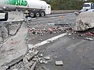 Nehoda na dálnici D1, při které byla poškozena betonová svodidla. (6.10.2021)