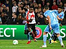 Luis Sinisterra z Feyenoordu Rotterdam (v ervenobílém) bhem duelu se Slavií