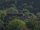 Motorový vz M 290.002 Slovenská strela na prvním viaduktu pes Prokopské údolí