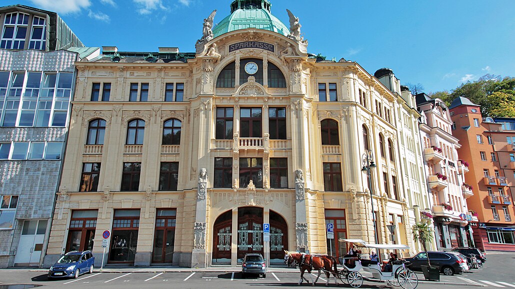Sparkasse, budova bývalé Městské spořitelny na Divadelní náměstí v Karlových...