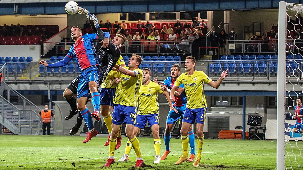 Zlínský branká� Ján �i�ka se spole�n� s obránci sna�í uchránit branku p�ed...