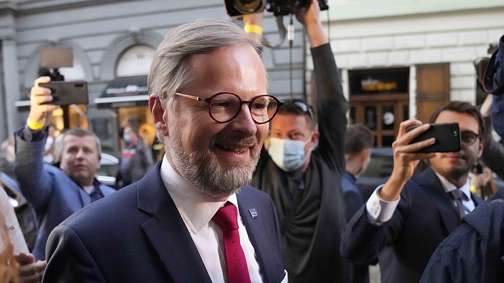 Lídra SPOLU, šéfa ODS Petra Fialu, přivítal ve volebním štábu plný sál. „Už je...