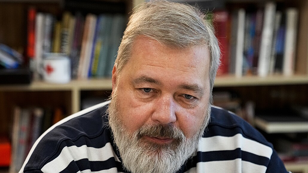 Ruský noviná Dmitrij Muratov obdrel Nobelovu cenu míru za snahu zajitní...