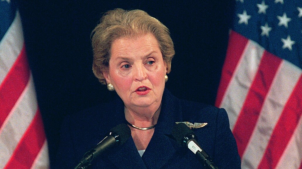 Ministryně zahraničí USA Madeleine Albrightová při projevu  (10. dubna 1997)