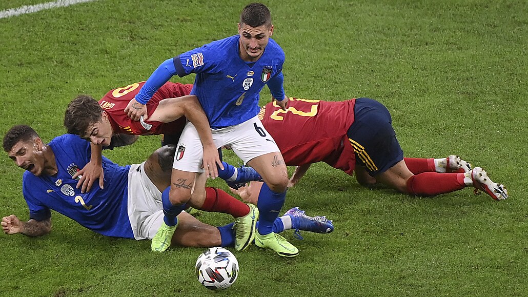 Ital Marco Verratti (uprost�ed) v souboji se �pan�lem Gavim.
