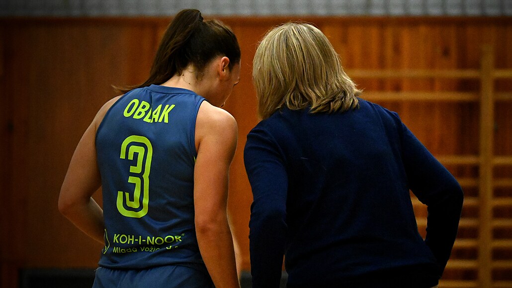 Teja Oblaková z USK Praha naslouchá trenérce Natálii Hejkové.