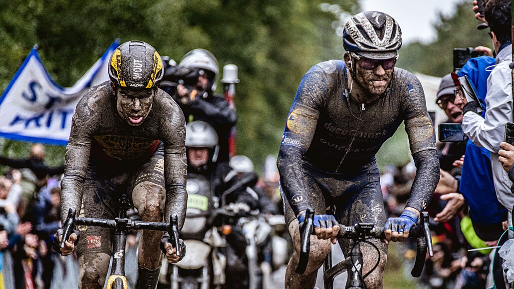 Zdenk tybar (vpravo) z Deceuninck - Quick-Step bhem závodu Paí-Roubaix