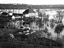 1940: První velká povodeň zaplavila v březnu přízemí pavilonu šelem.