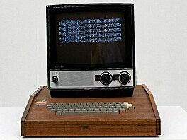 Úplný začátek. Počítač Apple I, který sestrojili Steve Wozniak a Steve Jobs v...