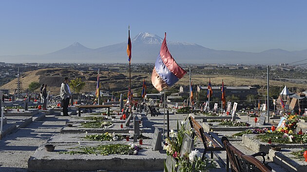 Vojensk hbitov Jerablur. Armnie uctila pamtku vojk padlch v losk vlce o Nhorn Karabach (27. z 2021) 