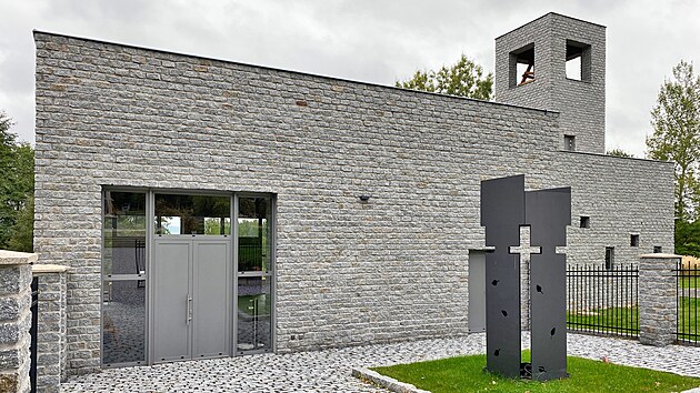 Kaple v irském kamenném stylu, kterou město Březová postavilo u místního hřbitova, neslouží jen pro konání smutečních obřadů, ale také pro menší společenské akce.