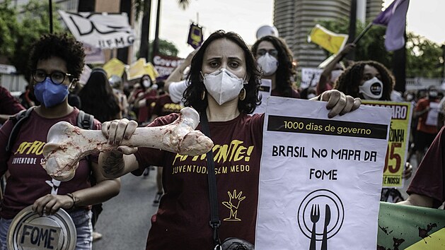 Lidé v ulicích Ria de Janeira protestují proti brazilskému prezidentovi Jairu Bolsonarovi. (2. října 2021)