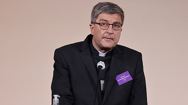 Pedseda Francouzsk biskupsk konference ric de Moulins-Beaufort byl  jednm z tch, kdo zprvu nezvisl vyetovac komise prezentovali. (5. jna 2021)