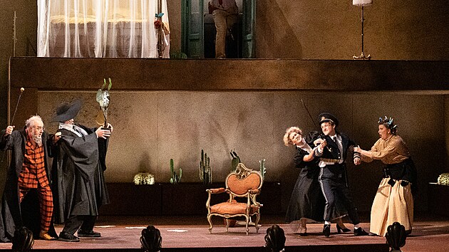 Scna z inscenace Rossiniho Lazebnka sevillskho v praskm Nrodnm divadle