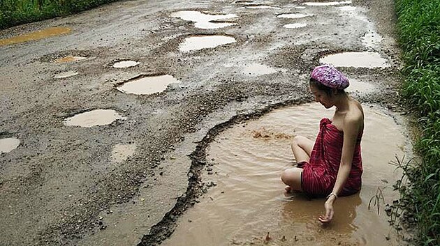 Thajsk� modelka Palm z Bangkoku proti v�mol�m bojuje tak, �e se v nich koupe a fotografie pot� sd�l� na soci�ln�ch s�t�ch.