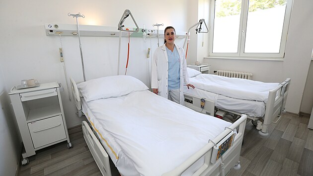 Lékařka Tereza Hradecká v jednom z nových pokojů roudnické porodnice