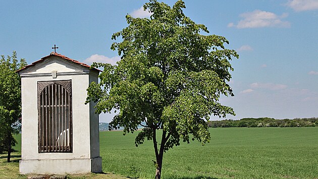 Na potku aleje u cesty krozhledn se bl vklenkov kaplika, dal zdrobnch pamtek Hrubho Jesenku.