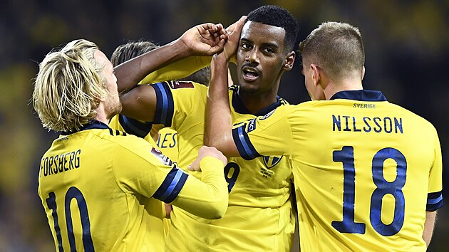 Švédský útočník Alexander Isak oslavuje se spoluhráči svůj gól proti Kosovu.