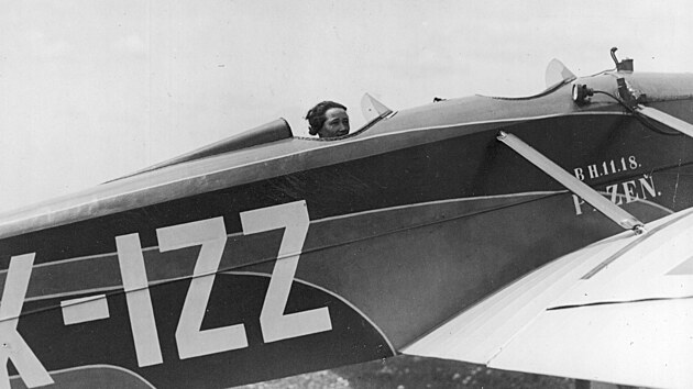 Aneka Formnkov v Avii BH-11 Zpadoeskho Aeroklubu ped odletem z Krakova na leteck zvody ve Varav (kvten 1933)