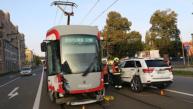 V Olomouci dolo v nedli rno ke srce osobnho vozu s tramvaj. Opil idika jedouc ve stejnm smr nedala pednost tramvaji.