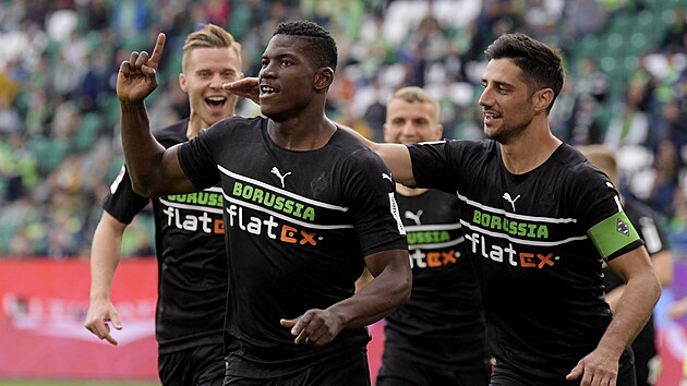 Breel Embolo (vepedu) se spoluhri z Borussie Mnchengladbach slav branku do st Wolfsburgu.