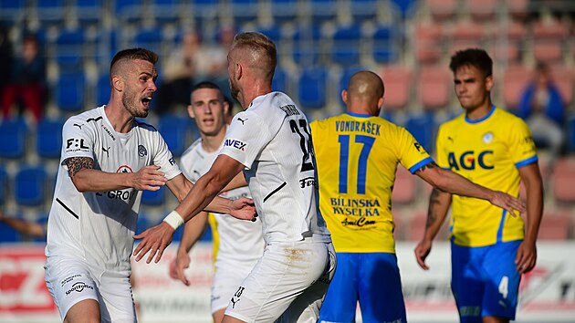 Utk�n� 10. kola prvn� fotbalov� ligy: 1. FC Slov�cko - FK Teplice. Zleva Stanislav Hofmann ze Slov�cka a Petr Reinberk ze Slov�cka se raduj� z g�lu.