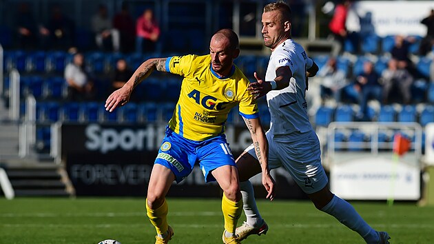 Utkn 10. kola prvn fotbalov ligy: 1. FC Slovcko - FK Teplice. Zleva Pavel Moulis z Teplic a Petr Reinberk ze Slovcka.