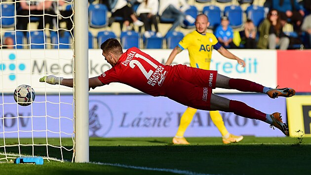 Utkn 10. kola prvn fotbalov ligy: 1. FC Slovcko - FK Teplice.Brank Teplic Jan tvrteka