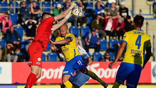 Utkn 10. kola prvn fotbalov ligy: 1. FC Slovcko - FK Teplice.Zleva brank Teplic Jan tvrteka, jeho spoluhr Tom Vondrek, dle Michal Koht ze Slovcka a Martin Chlumeck z Teplic.