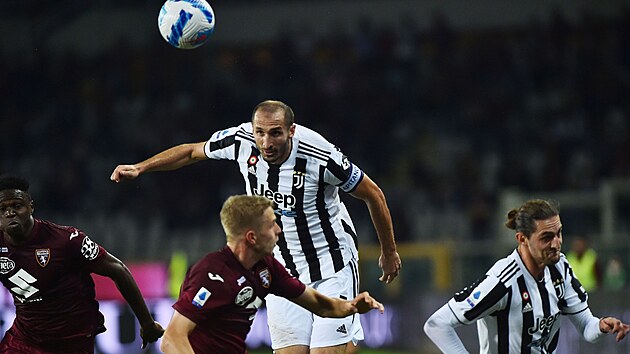 Kapitn Juventusu, Giorgio Chiellini, si naskakuje na letc m. Ped nm esk obrnce Turna David Zima