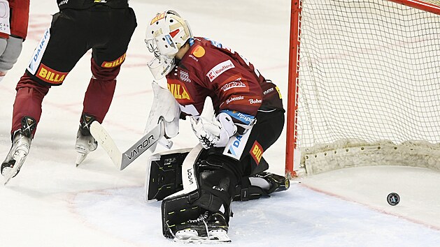 Utkn 11. kola hokejov extraligy: HC Sparta Praha - Mountfield Hradec Krlov. Brank Sparty Jakub Neuil inkasuje gl.