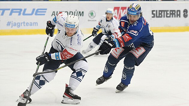 Kladno - Plze. hokejov extraliga. Vlevo Peter erek z Plzn, vpravo Jaromr Jgr z Kladna