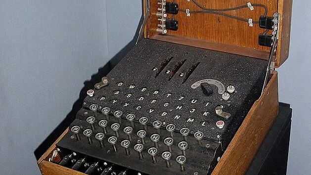 Armádní Enigma se třemi rotory z londýnského Imperial War Museum