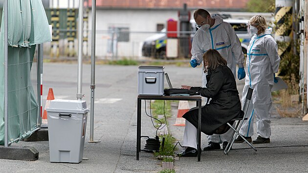 U ve stedu zan volebn hlasovn do Snmovny. Tk se lid v karantn i izolaci kvli koronaviru, hlasovat mohou na nkterm z 82 stanovi z auta. Plze (6. jna 2021).