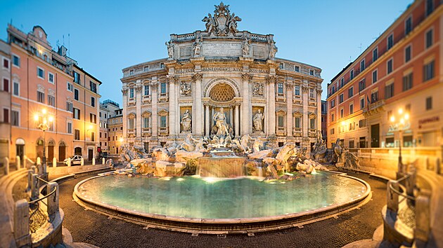 Font�na di Trevi, ��m. Nejv�t�� ��msk� barokn� ka�na z mramoru vznikla v letech...