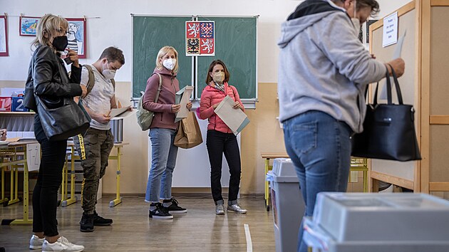 Parlamentn volby 2021 na Praze 6 a tvoc se fronty (8. jna 2021).