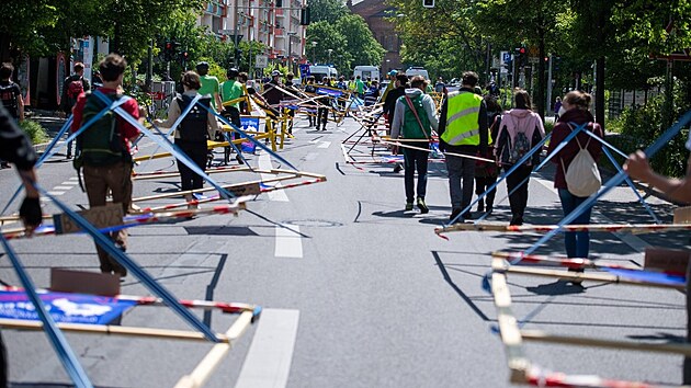 Na spolen akci odprc aut v centru Berlna a Greenpeace mli astnci na tlech pipevnn devn rmy, aby demonstrovali, kolik prostoru auta zaberou. (30. kvtna 2021) 