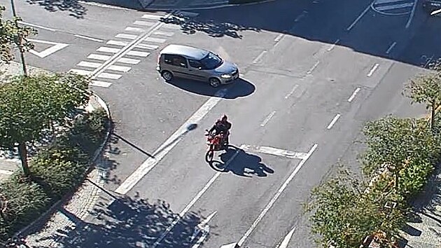Dvojice z msta odjela na erven motorce. Video lupie zastihlo pi pjezdu ke kanceli v Ndran ulici.