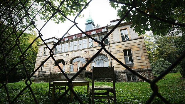 Lesn vila pod Libereckou vinou dve slouila jako sanatorium i psychiatrick lebna, zahrla si i ve filmu.