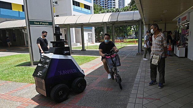 Singapur nasadil roboty na hldn toho, zda se obyvatel nedopout nedoucho socilnho chovn. (6. z 2021)
